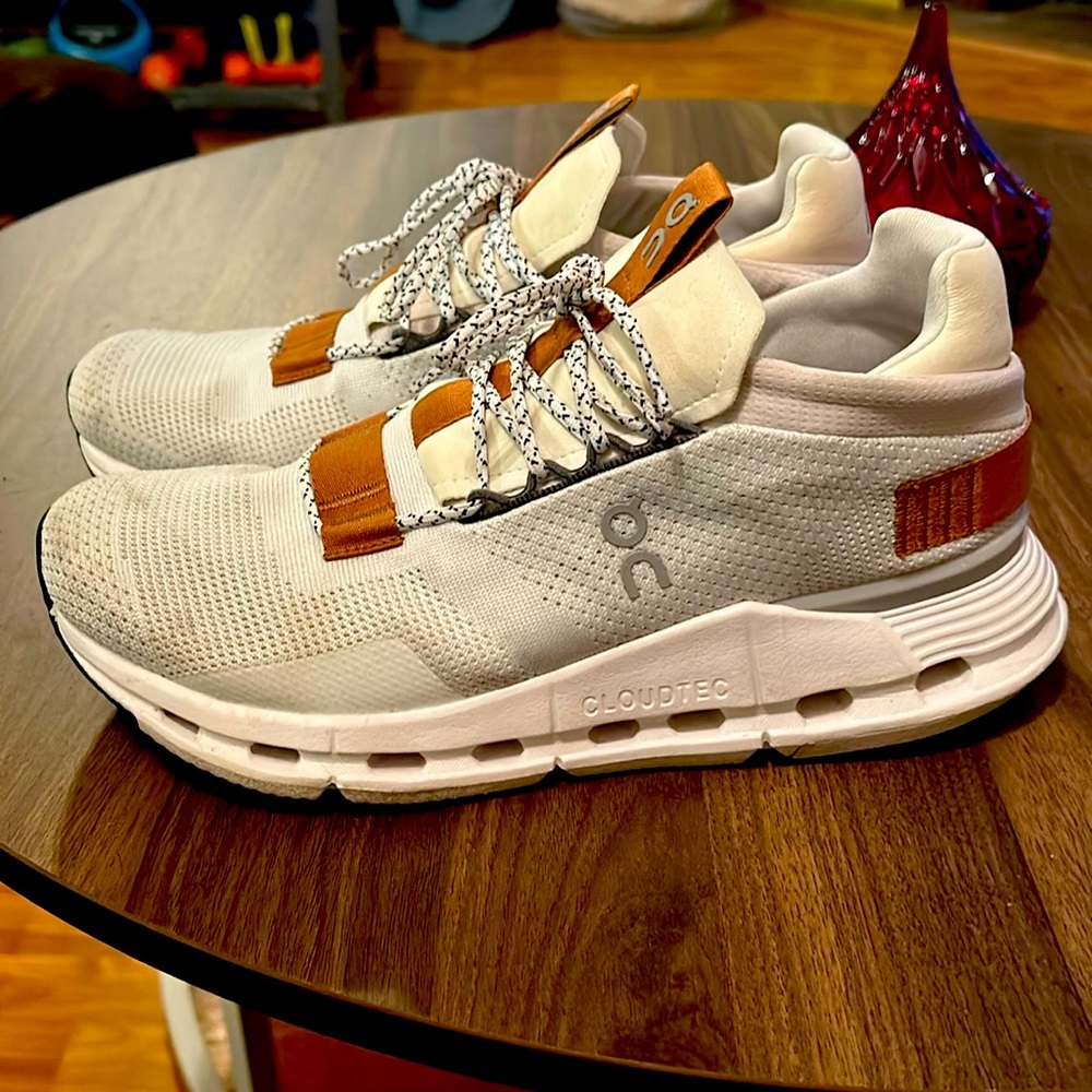 On Cloud size 7.5 women’s. Fits like an 8.